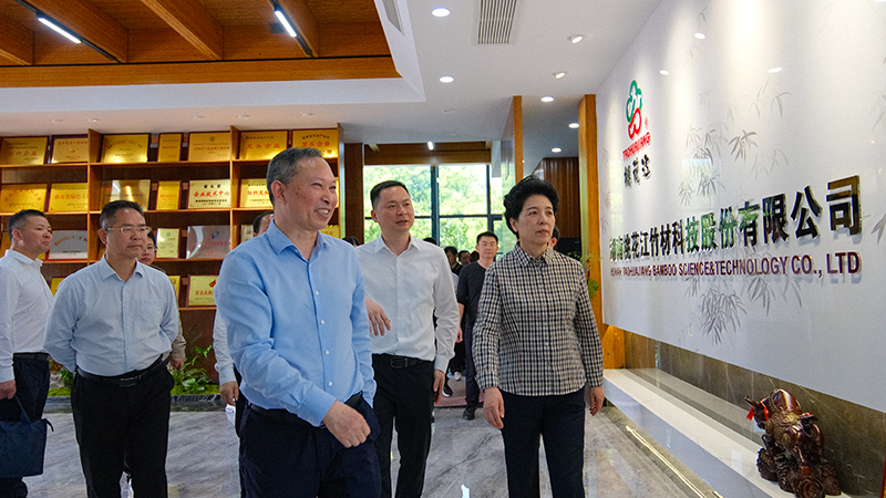 湖南省人大常委會(huì)黨組書(shū)記、副主任烏蘭率隊(duì)來(lái)湖南桃花江竹材科技股份有限公司調(diào)研 湖南省人大常委會(huì)黨組書(shū)記、副主任烏蘭率隊(duì)來(lái)湖南桃花江竹材科技股份有限公司調(diào)研