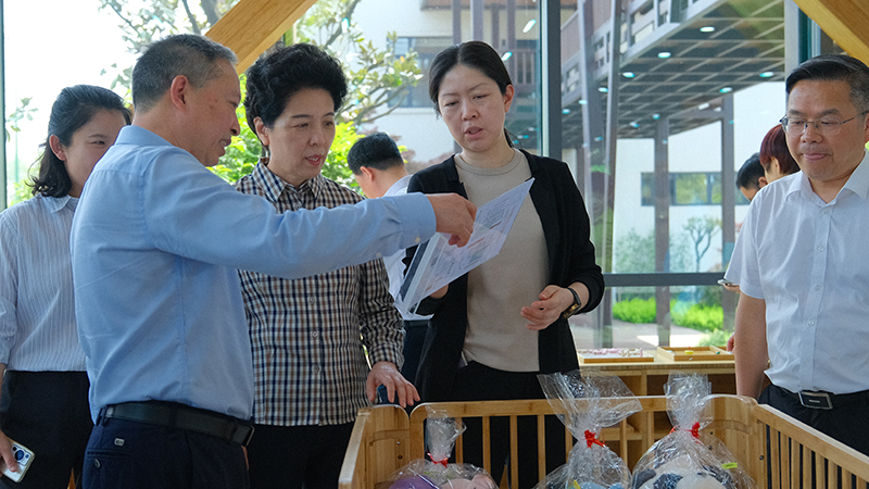 公司董事長(zhǎng)薛志成在向?yàn)跆m書(shū)記匯報(bào) 公司董事長(zhǎng)薛志成在向?yàn)跆m書(shū)記匯報(bào)